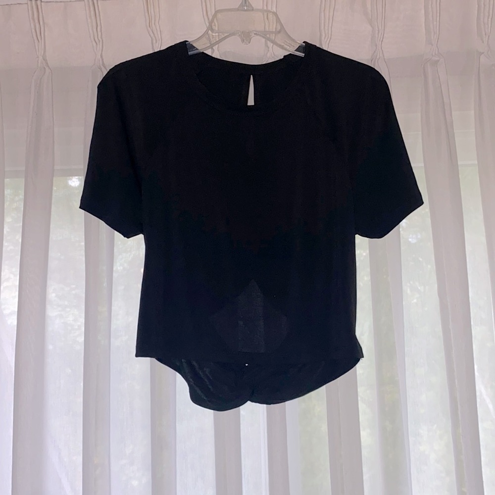 SHEIN Short Sleeved Knotted Crop Top